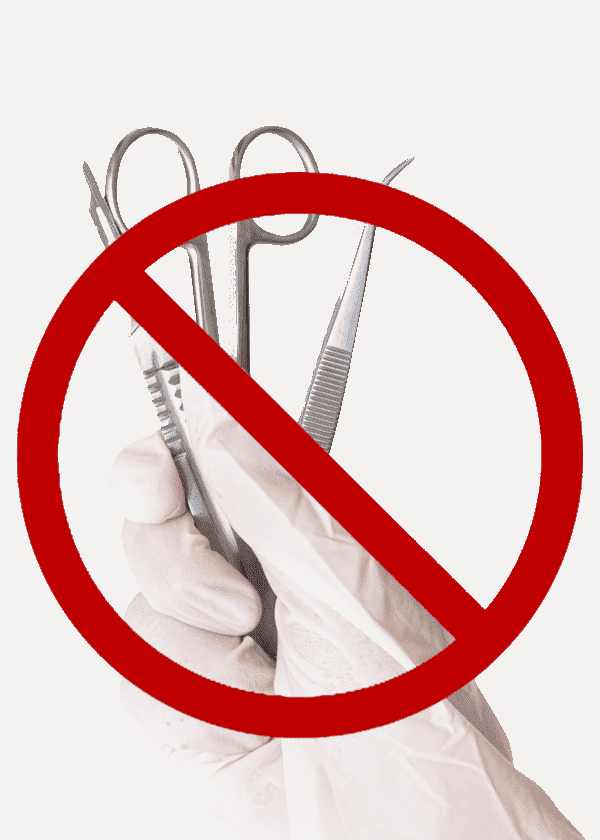Ręka lekarza trzymającego narzędzia chirurgiczne.Znak zakazu umieszczony na zdjęciu.